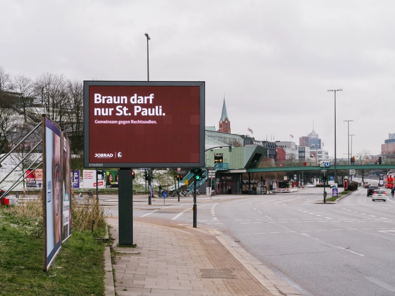 Plakat "Braun darf nur St.Pauli" auf großer Werbefläche in Hamburg